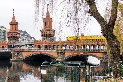 Oberbaum bridge over spree river against sky