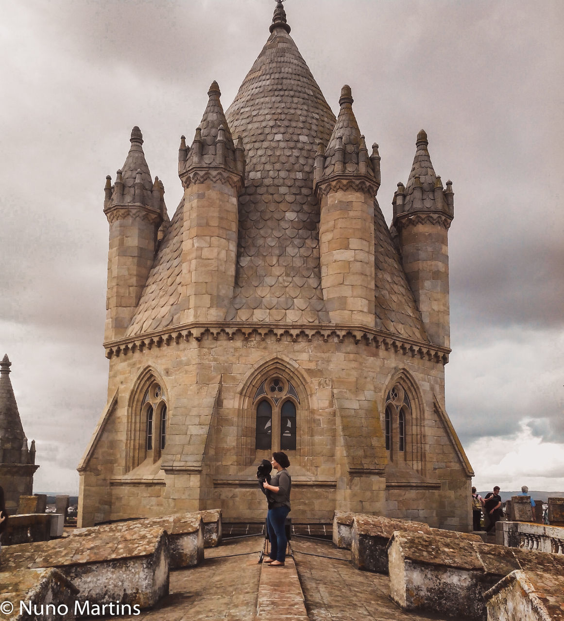 REAR VIEW OF A WOMAN WITH HISTORICAL BUILDING