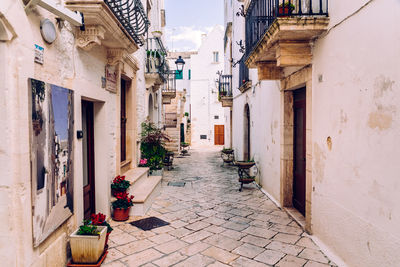 Narrow alley amidst buildings in city