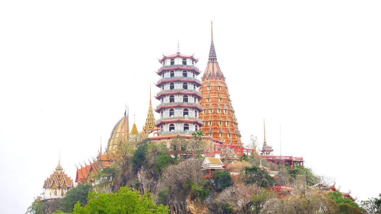 LOW ANGLE VIEW OF BUILDING AGAINST CLEAR SKY