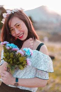 Portrait of a smiling young woman holding bouquet