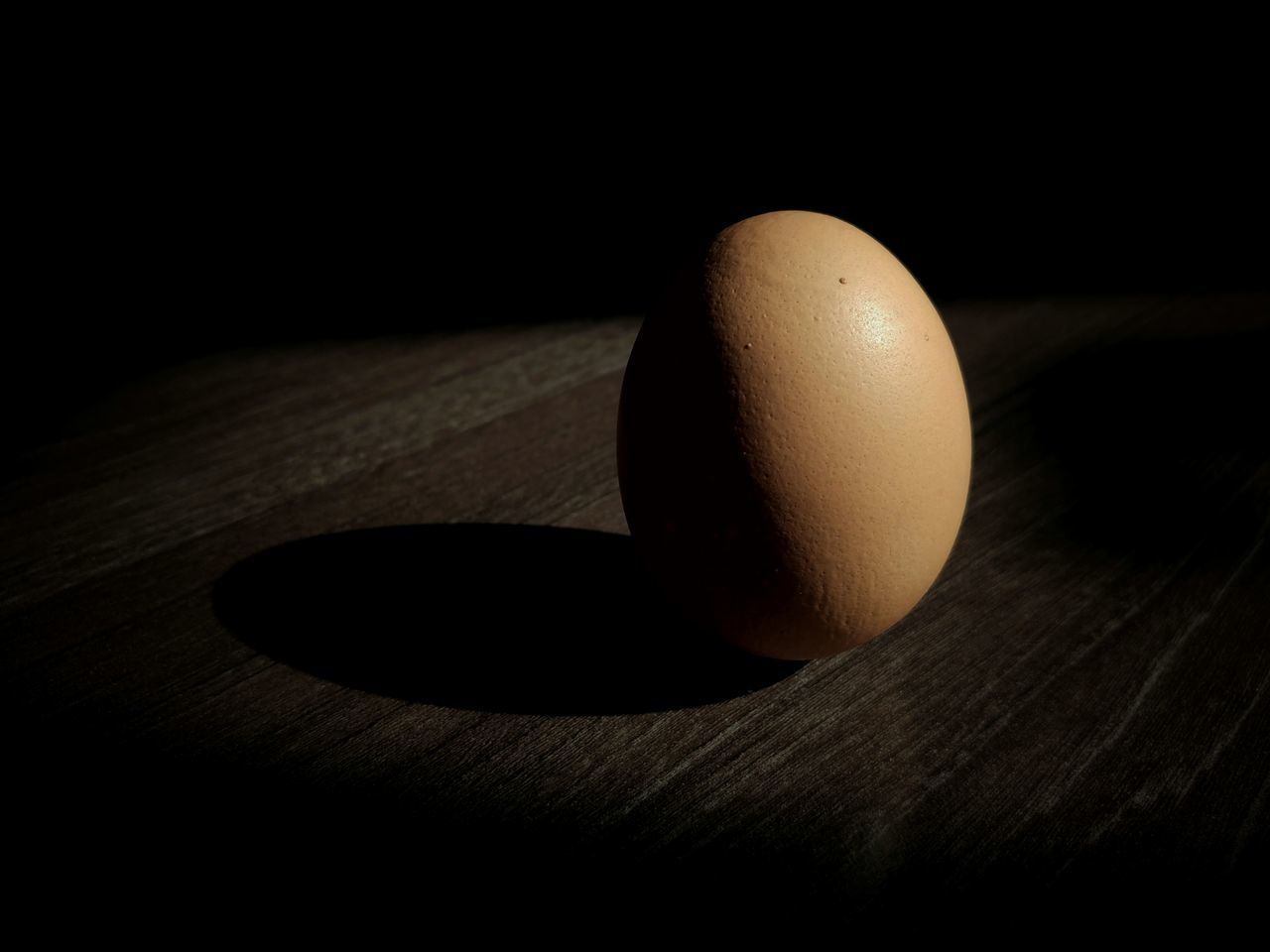 HIGH ANGLE VIEW OF EGGS IN PLATE ON TABLE