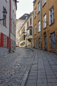 Narrow walkway along buildings