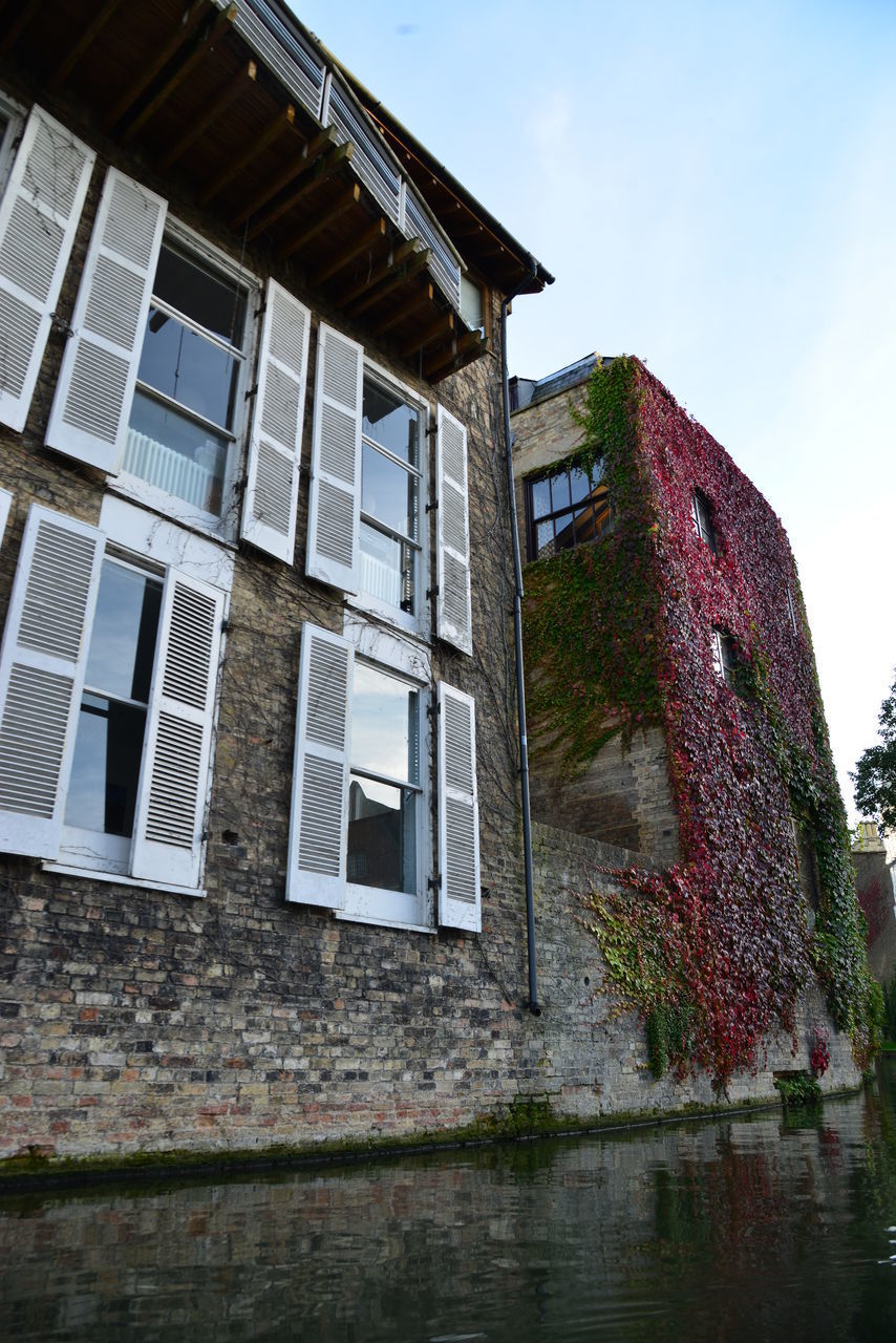 LOW ANGLE VIEW OF RESIDENTIAL BUILDING AGAINST SKY