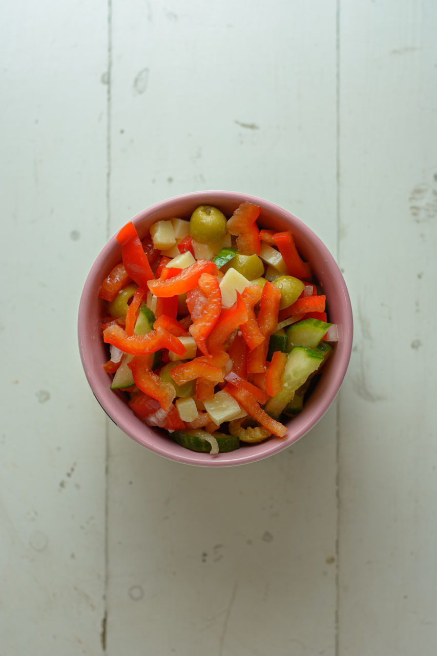 HIGH ANGLE VIEW OF SALAD IN BOWL