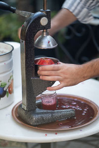 Process of squeezing pomegranate juice using manual mechanical juicer to obtain useful vitamins