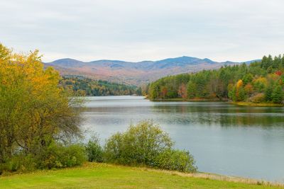 Scenic view of waterbury reservoir against mountains and sky during autumn