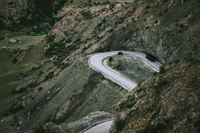 The weather on the duku road in xinjiang is changeable, and the scenery is stunning.