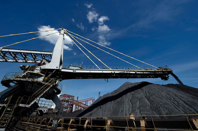 Conveyor belts moving gravel at construction site