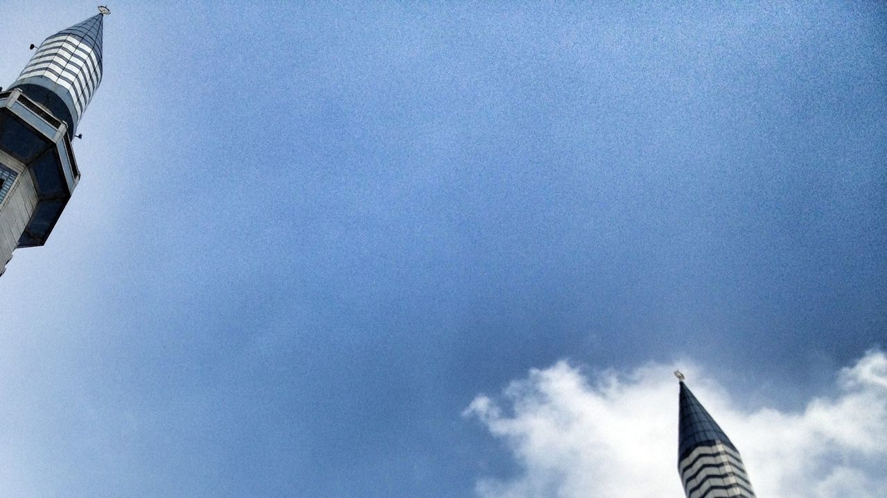 low angle view, architecture, building exterior, built structure, sky, high section, building, tall - high, tower, modern, blue, no people, outdoors, city, part of, copy space, cloud - sky, day, directly below, skyscraper