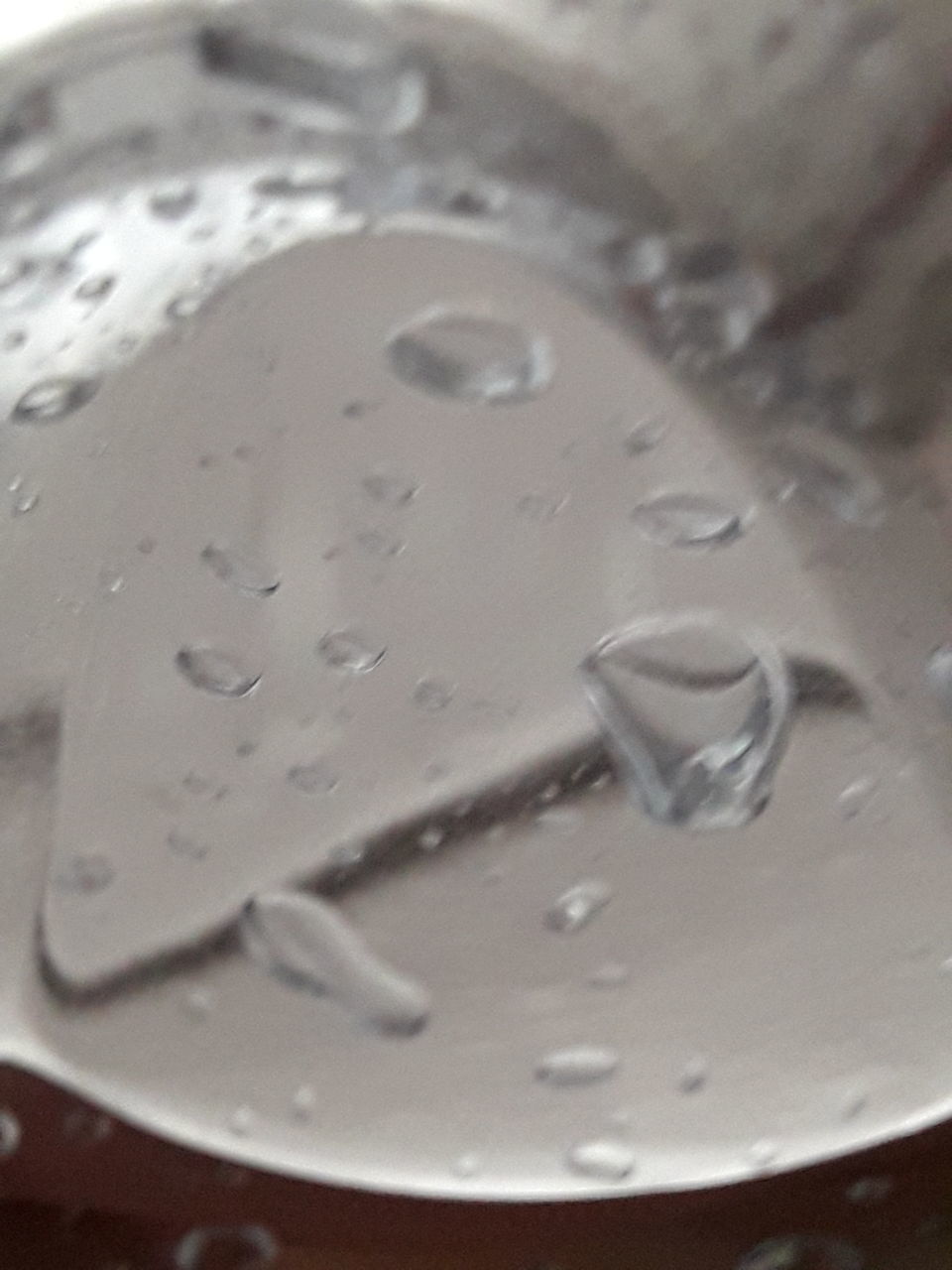 CLOSE-UP OF WATER DROPS ON PLATE