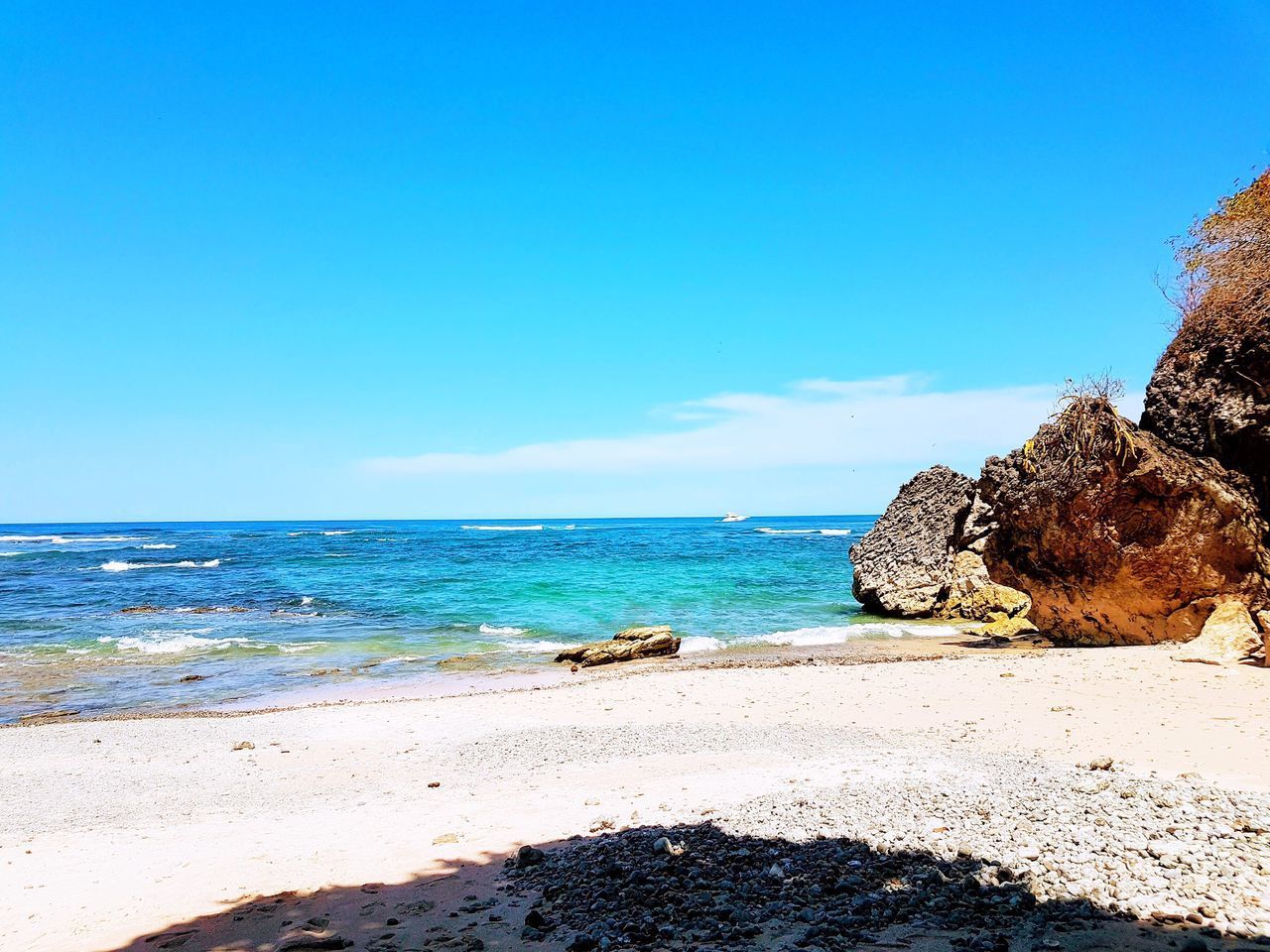 SCENIC VIEW OF SEA AGAINST BLUE SKY