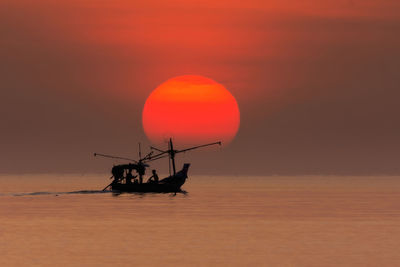 Beautiful nature landscape of songkhla lake at sunrise and silhouette of fisherman in boat