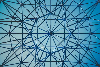 Symmetrical blue pattern up in the clear sky at glendale