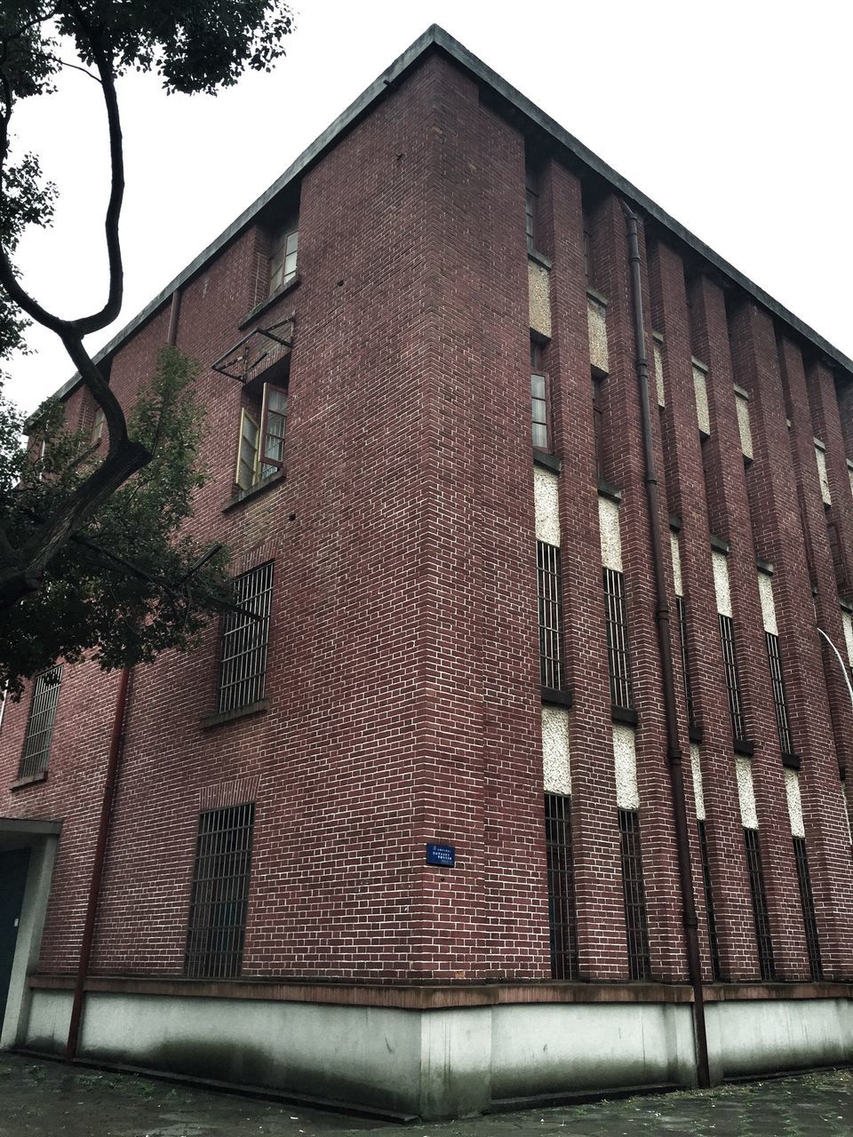 building exterior, architecture, built structure, low angle view, window, building, house, brick wall, residential structure, old, residential building, tree, outdoors, day, sky, facade, exterior, clear sky, no people, city