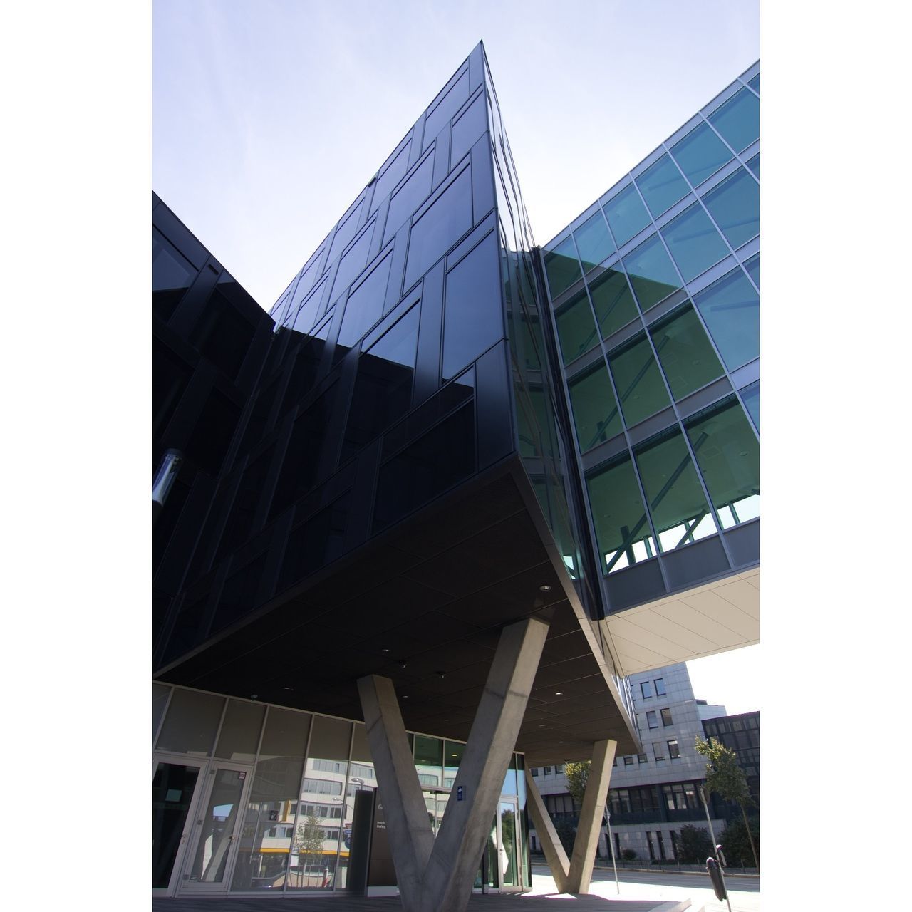 LOW ANGLE VIEW OF MODERN BUILDING AGAINST SKY