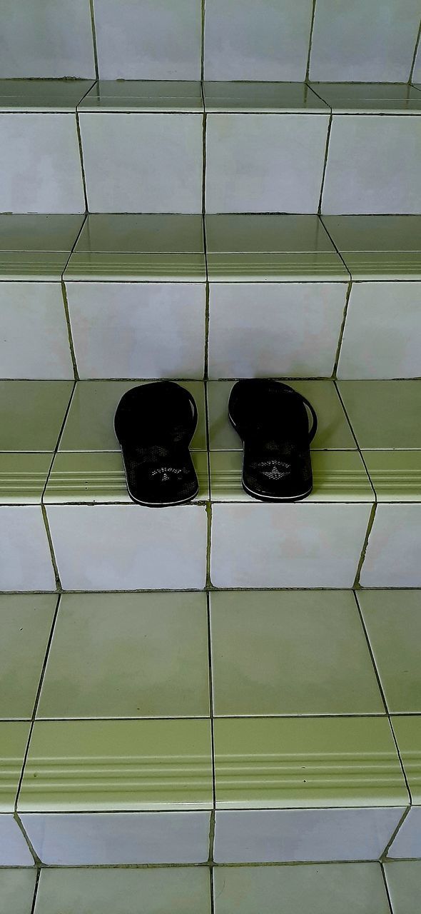 HIGH ANGLE VIEW OF TILED FLOOR ON FLOORING