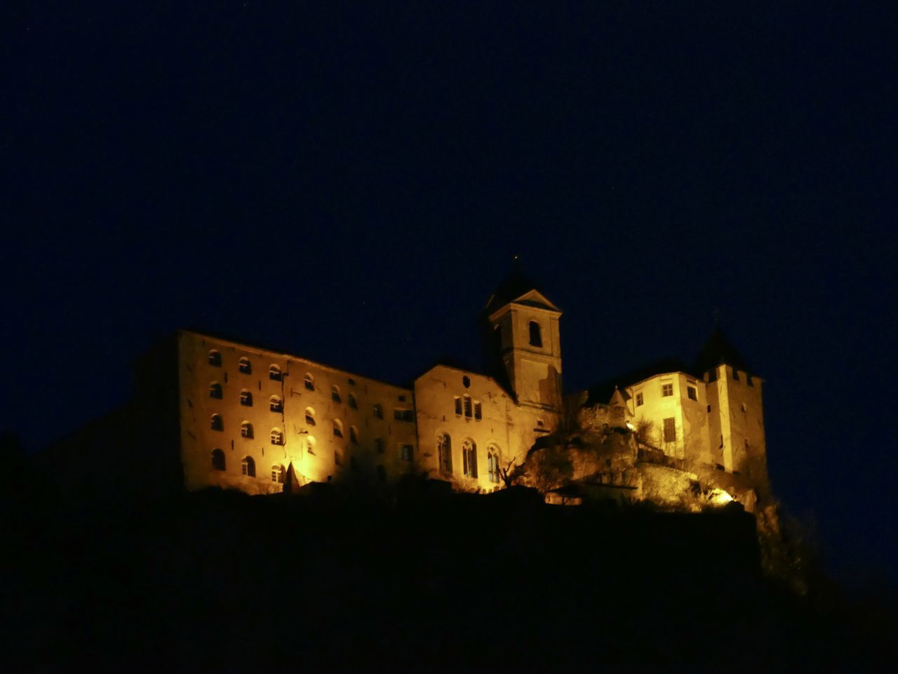 LOW ANGLE VIEW OF ILLUMINATED HISTORIC BUILDING AGAINST SKY AT NIGHT
