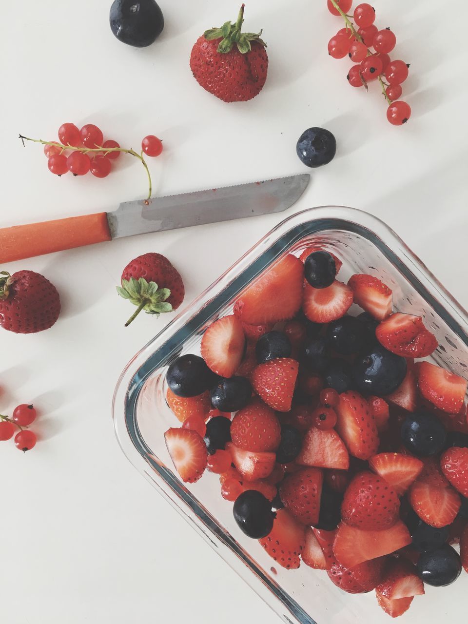 HIGH ANGLE VIEW OF STRAWBERRIES IN PLATE