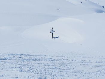 Ski skiing in snow