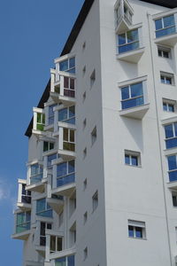 It is a building of social housing, a tower that develops 47 meters high with 14 floors.