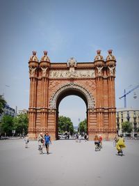 People at arc de triomf