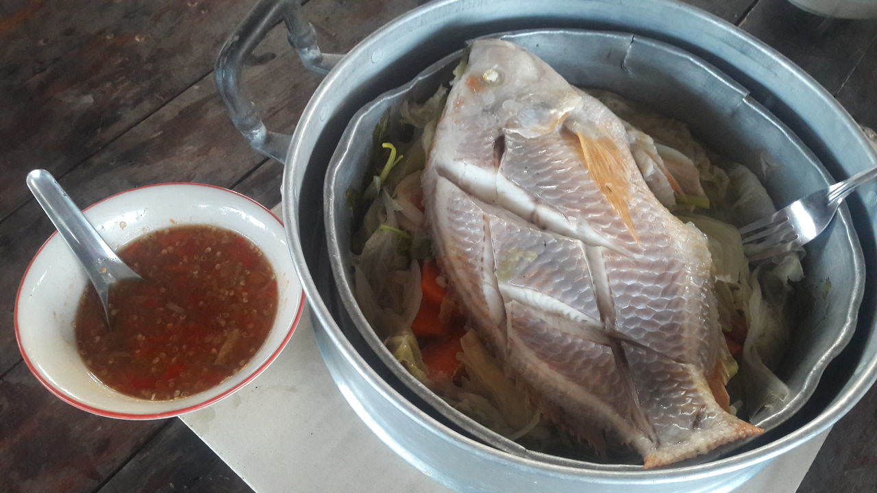 HIGH ANGLE VIEW OF NOODLES IN BOWL