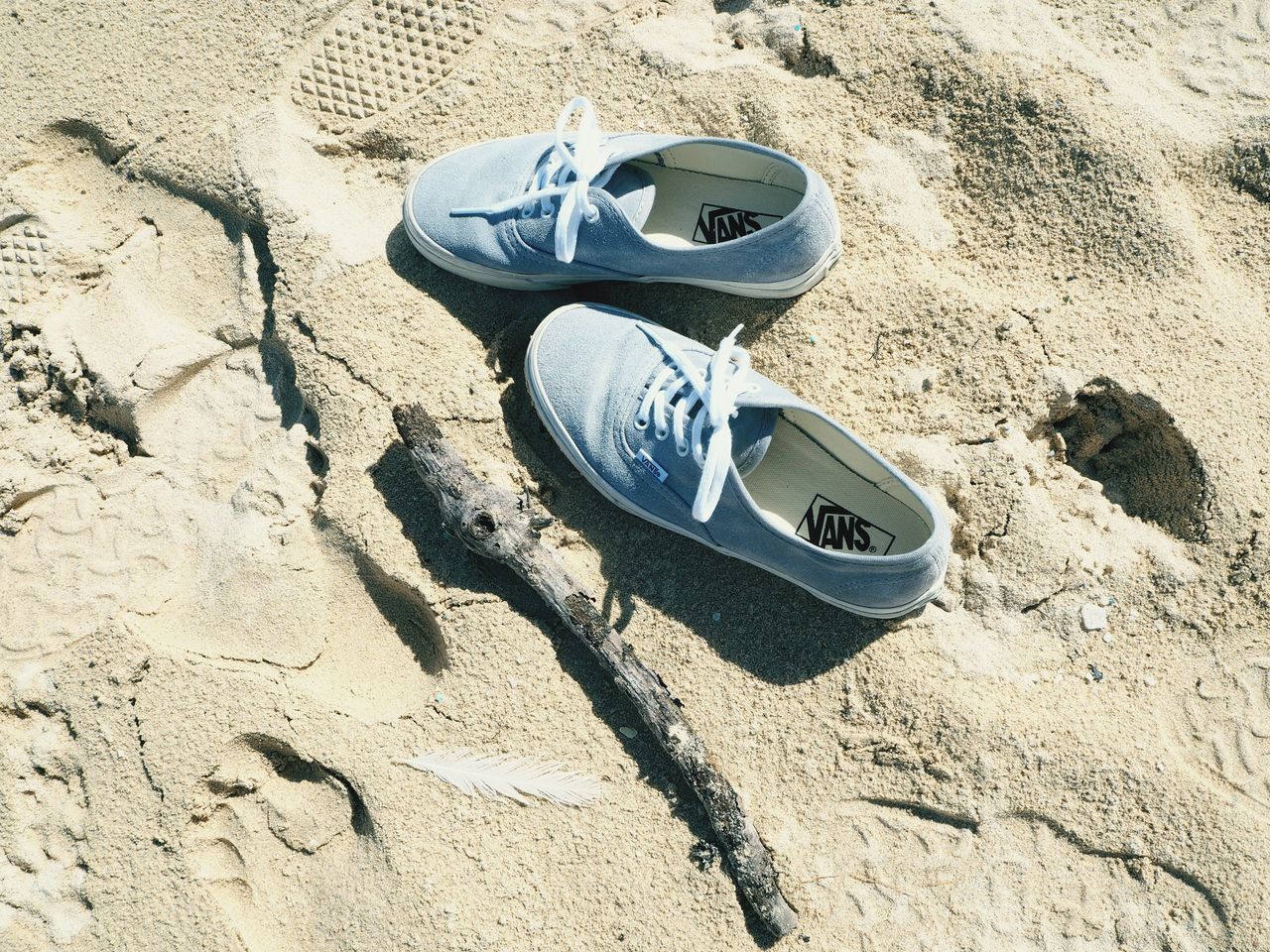 HIGH ANGLE VIEW OF SHOES ON BEACH
