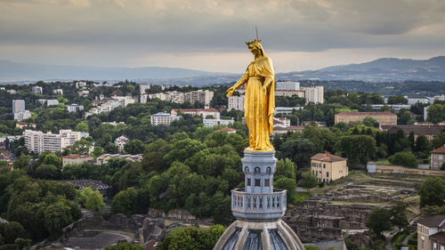 The virgin marié protecting lyon