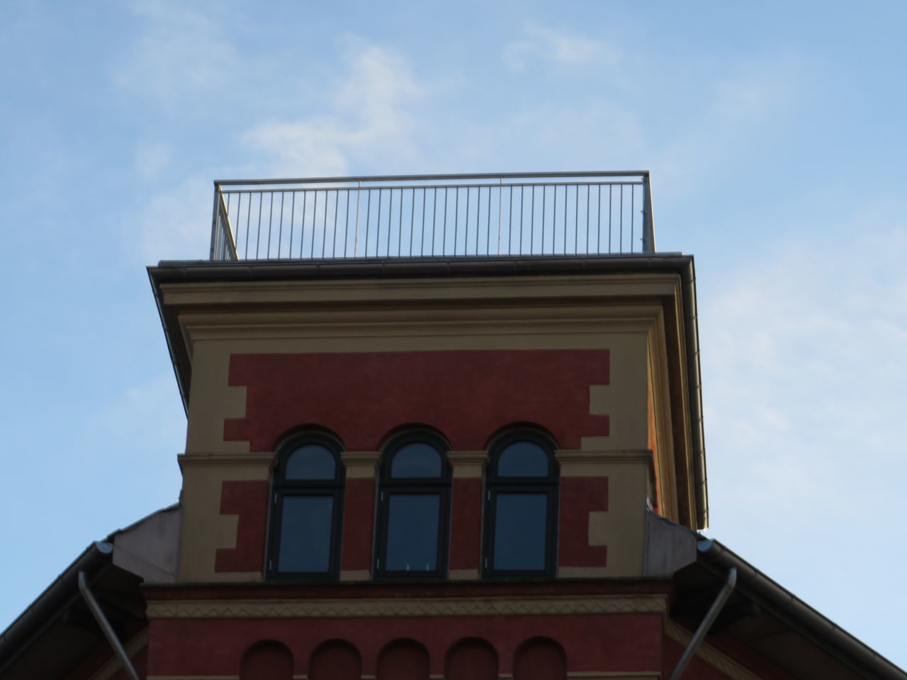 LOW ANGLE VIEW OF OLD HOUSE AGAINST SKY