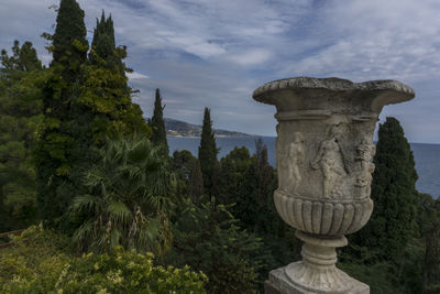 Statue against sky