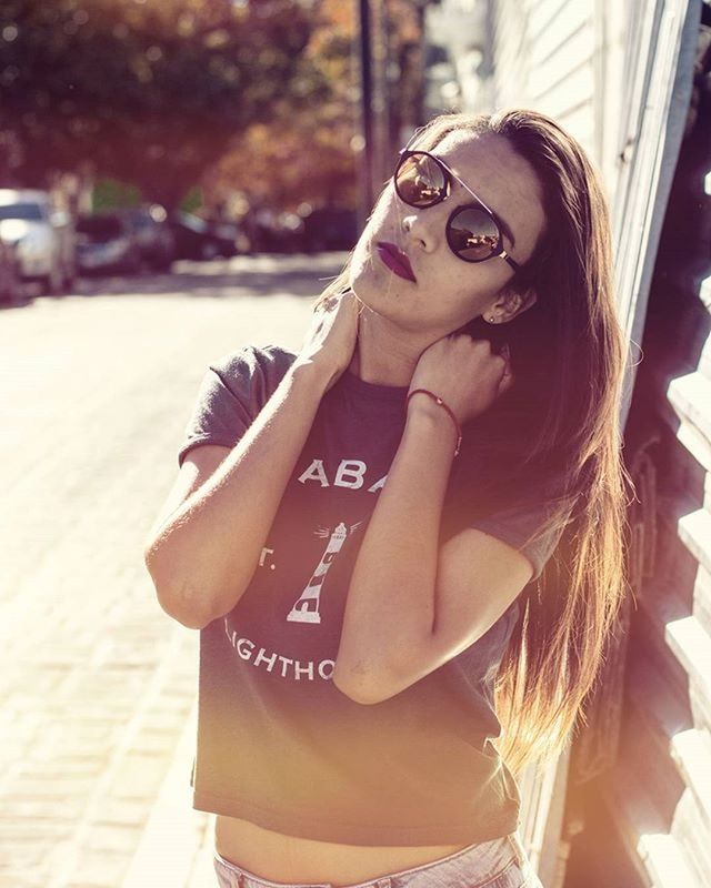 young adult, young women, person, lifestyles, leisure activity, long hair, sunglasses, front view, portrait, looking at camera, casual clothing, focus on foreground, smiling, holding, three quarter length, communication, standing