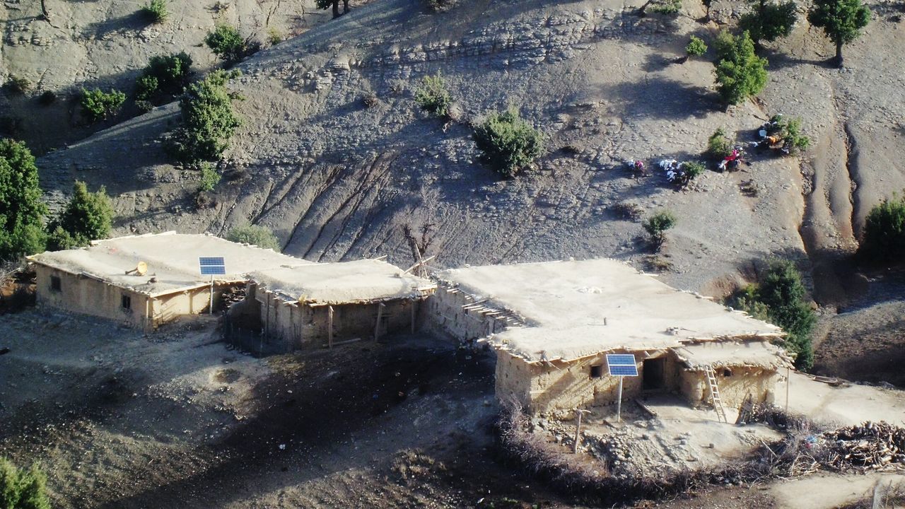 HIGH ANGLE VIEW OF VEHICLES ON STREET