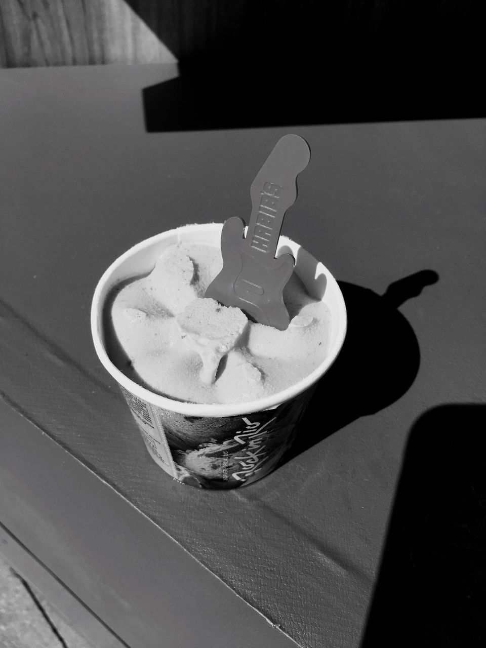 HIGH ANGLE VIEW OF ICE CREAM IN CUP ON TABLE