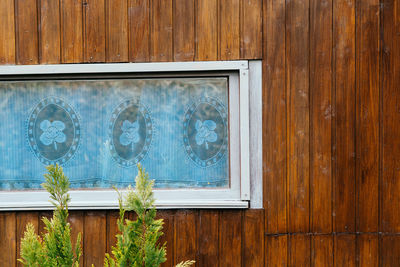 Exterior of log cabin 