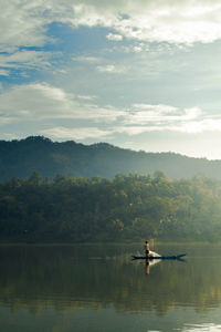 Fishermen who catch fish in the sermo reservoir