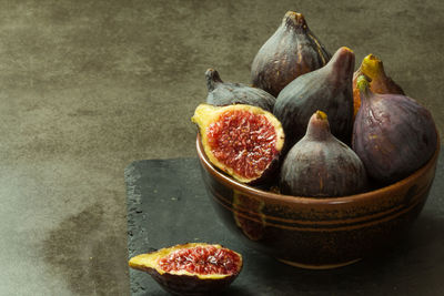 Close-up of figs in bowl on table