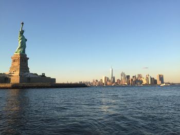 Statue of liberty in front of sea