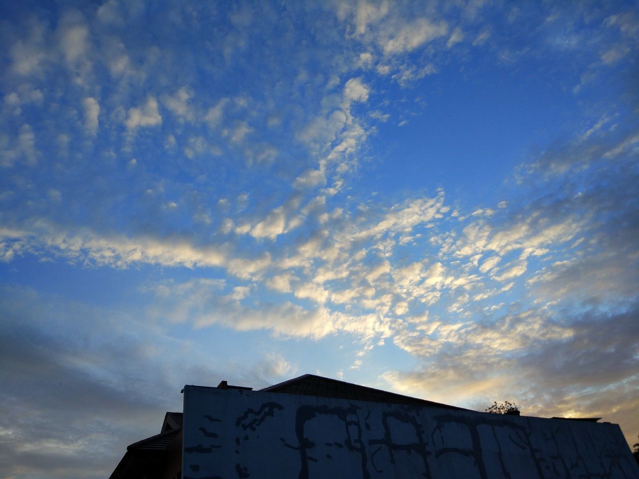 LOW ANGLE VIEW OF SILHOUETTE HOUSE AGAINST SKY