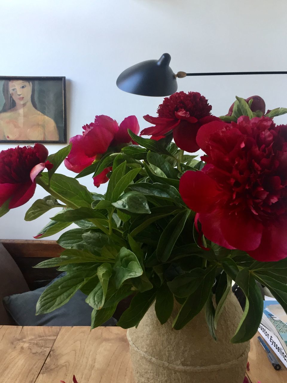 CLOSE-UP OF ROSE BOUQUET IN VASE ON TABLE