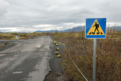 Diver crossing road sign near the lake thingvallavatn silfra scuba and snorkeling site in iceland