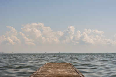 Calm and almost steady. this was a travel with bikes home and we stopped here for a break.