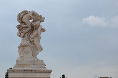 Statue against sky