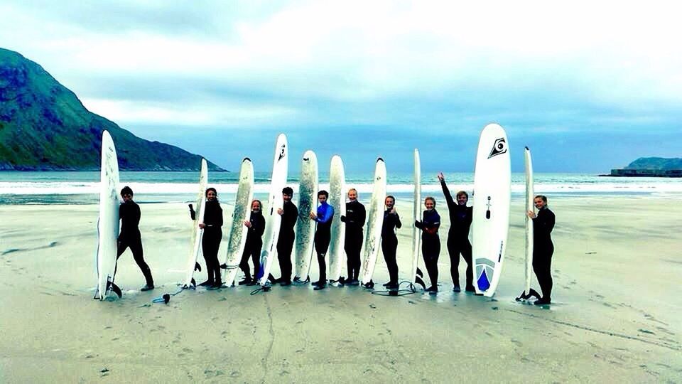 sea, sky, water, beach, men, person, lifestyles, leisure activity, shore, cloud - sky, vacations, large group of people, tourist, travel, horizon over water, standing, tourism, rear view, cloud