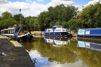 Leeds to liverpool canal at skipton north yorkshire