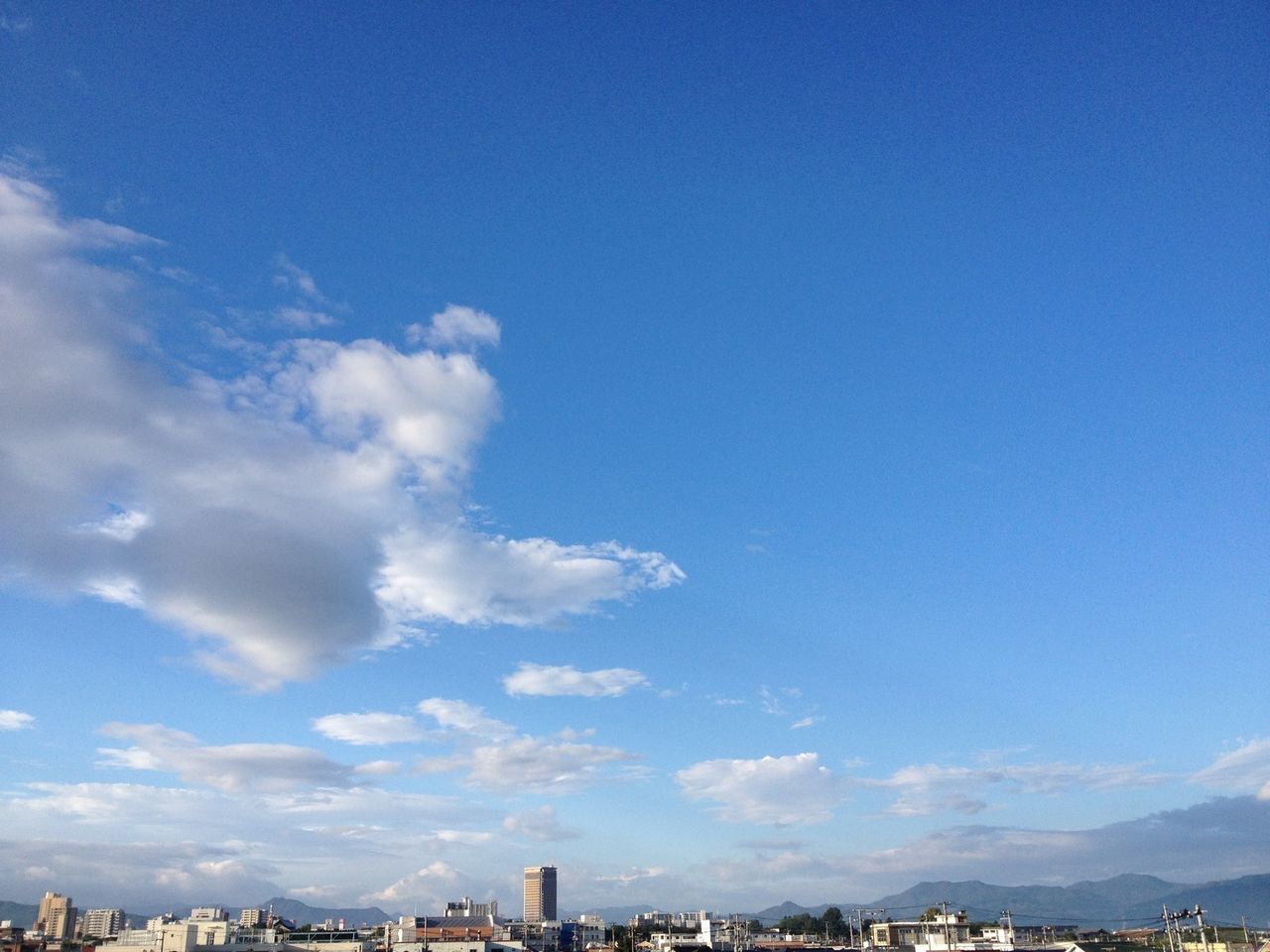 building exterior, architecture, built structure, blue, city, cityscape, sky, copy space, residential district, residential building, crowded, outdoors, residential structure, cloud - sky, day, cloud, city life, no people, clear sky, nature