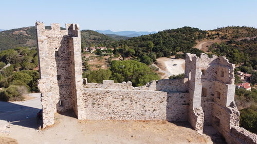 Old ruins of fort against sky