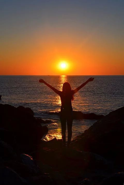 sunset, sea, water, horizon over water, silhouette, sun, orange color, scenics, beauty in nature, tranquil scene, leisure activity, sky, tranquility, lifestyles, idyllic, beach, standing, nature