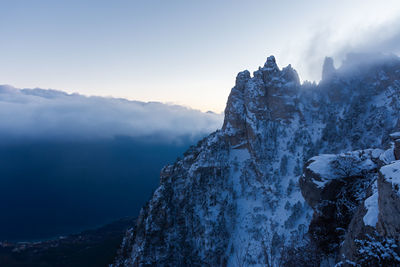 Ai-petri teeth winter. winter landscape with snow-covered pine trees on the slopes in the mountains 