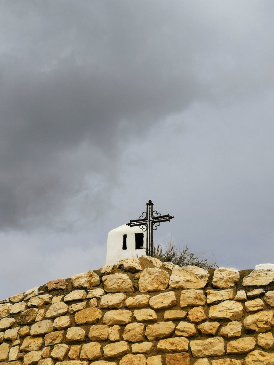 LOW ANGLE VIEW OF CROSS ON BUILDING ROOF AGAINST SKY